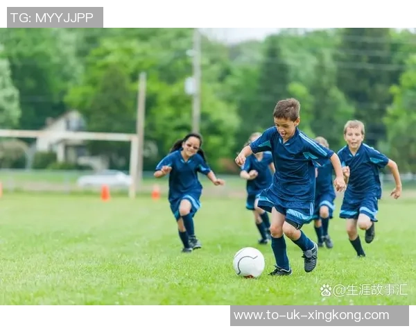 这个足球迷的热爱与坚持在绿茵场上书写传奇人生